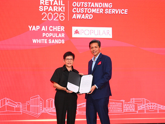 Guest of honour presenting the Outstanding Customer Service Award certificate to POPULAR Bookstore White Sands Retail Store Manager Yap Ai Chern at Retail Spark! by Frasers Property Singapore.
