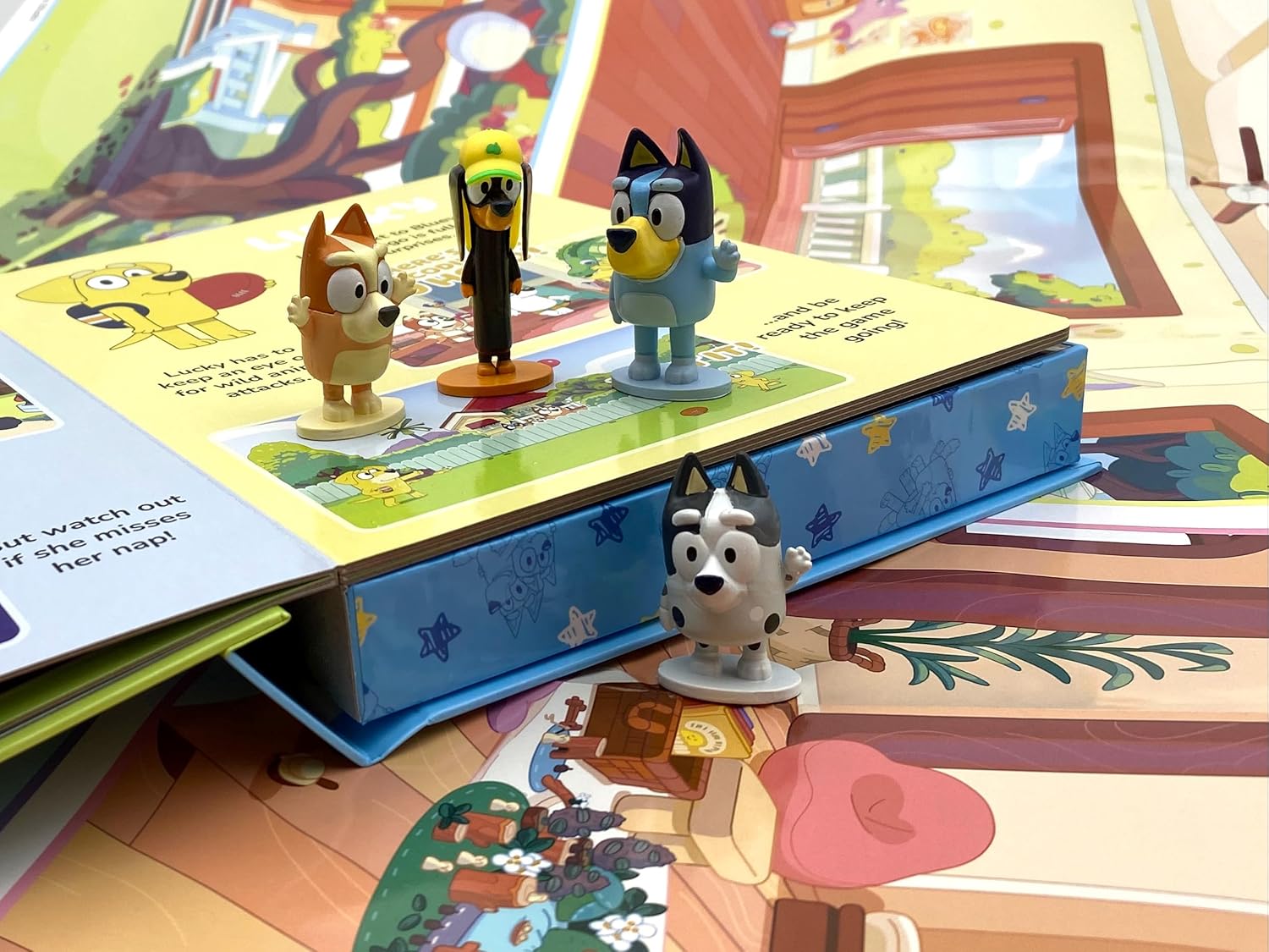 Bluey My Busy Books - Storybook, 10 Figurines, Playmat (Board book – Picture Book)