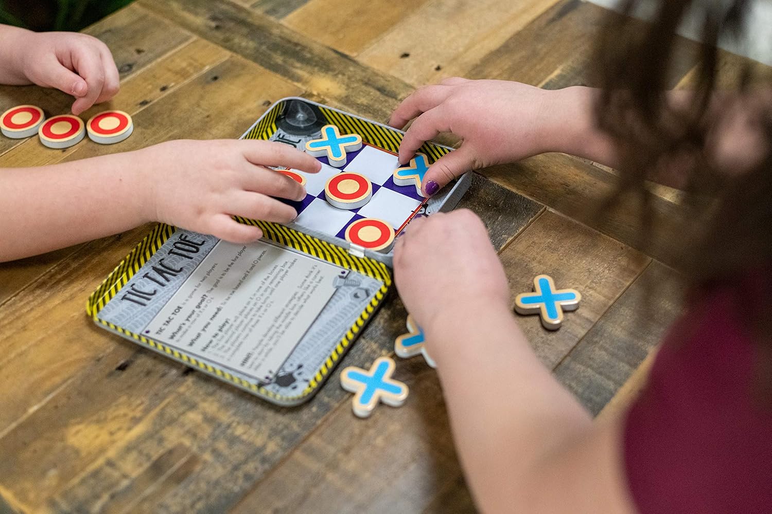BENDON TIC TAC TOE MAGNETIC GAME TIN