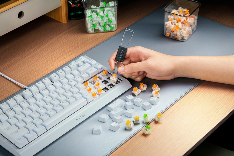 Razer BlackWidow V4 75% White
